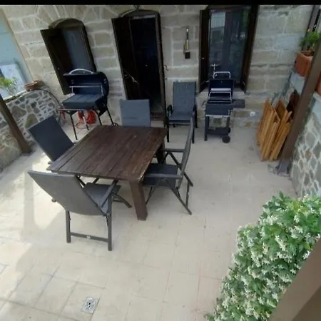 Lara's House